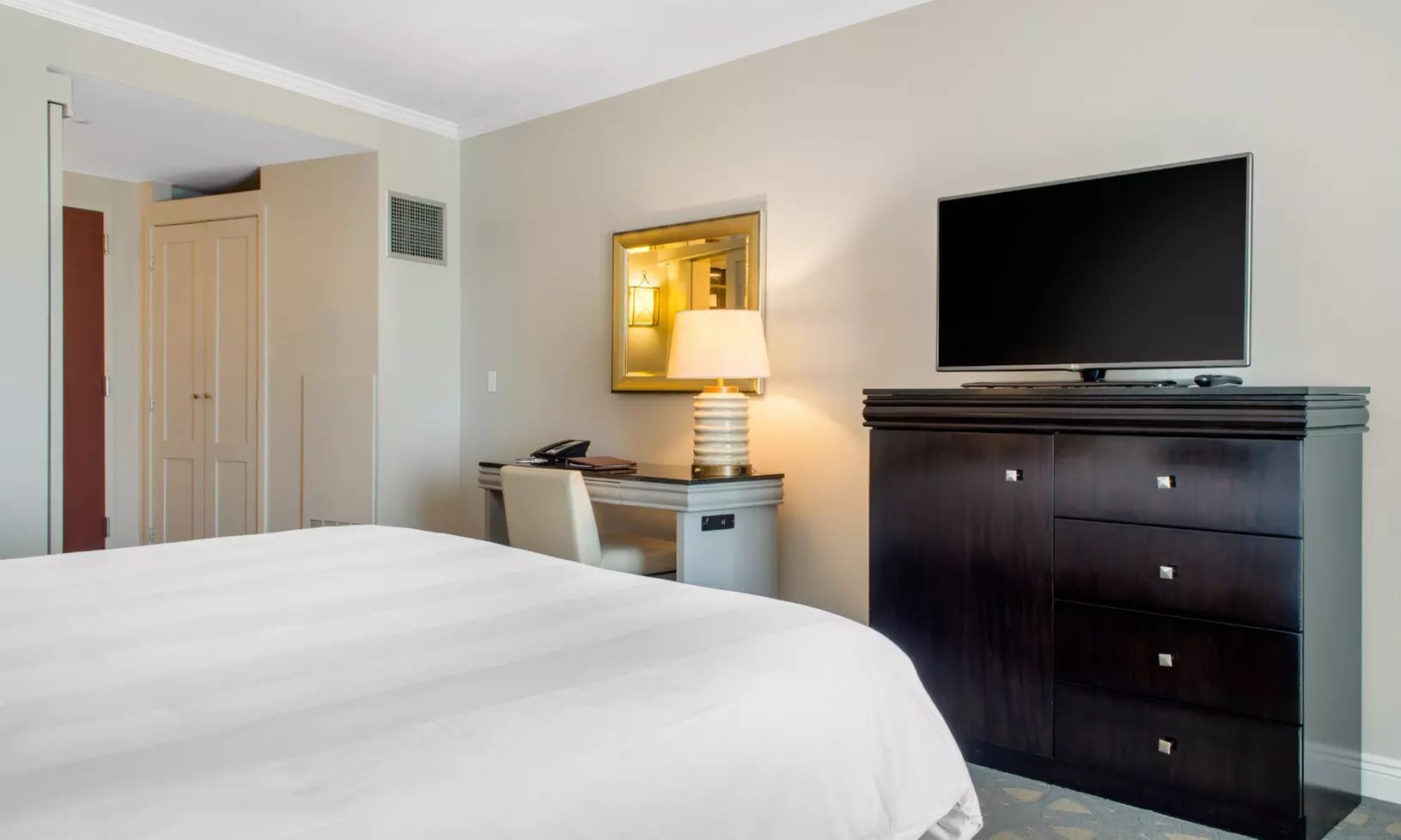 The Riverfront Hotel New Orleans: Family-Friendly Hotel - Book Now!