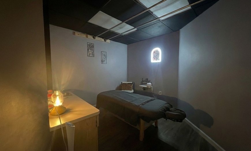 Image 2: Relax with One 60 or 90‑Minute Mommy‑to‑Be Massage