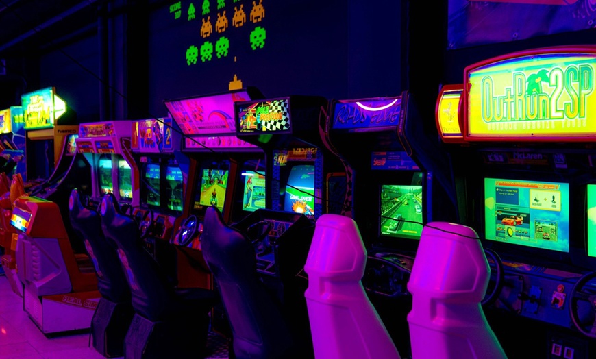 Image 8: Pase o descuento del 10 % para evento en sala de recreativos retro