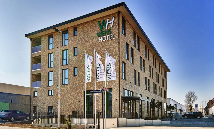 Image 2: Mainz: 4* WENS Hotel inkl. Tageskarte Bade- & Saunawelt Rheinwelle