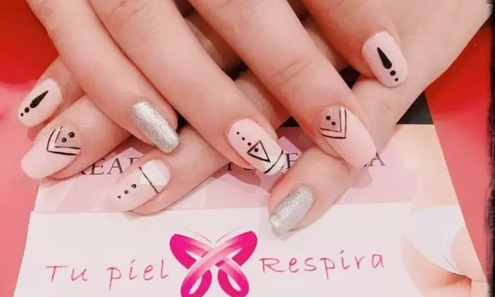 Uñas classy: manicura y/o pedicura clásica con esmalte semipermanente
