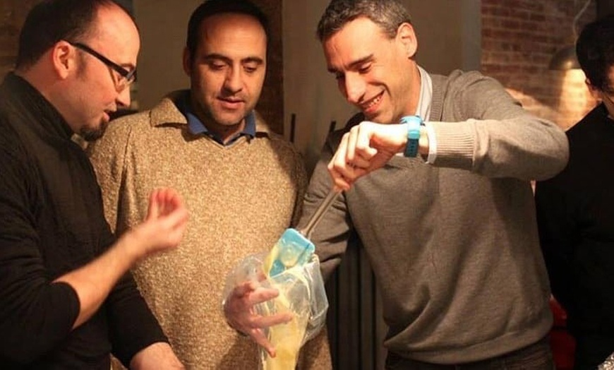 Image 11: Taller creativo de chocolate o caramelos artesanales de 2 horas