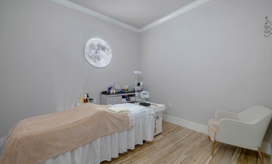 Image 2: Luxury Pampering: Swedish Massage, Glow Facial & Head Therapy