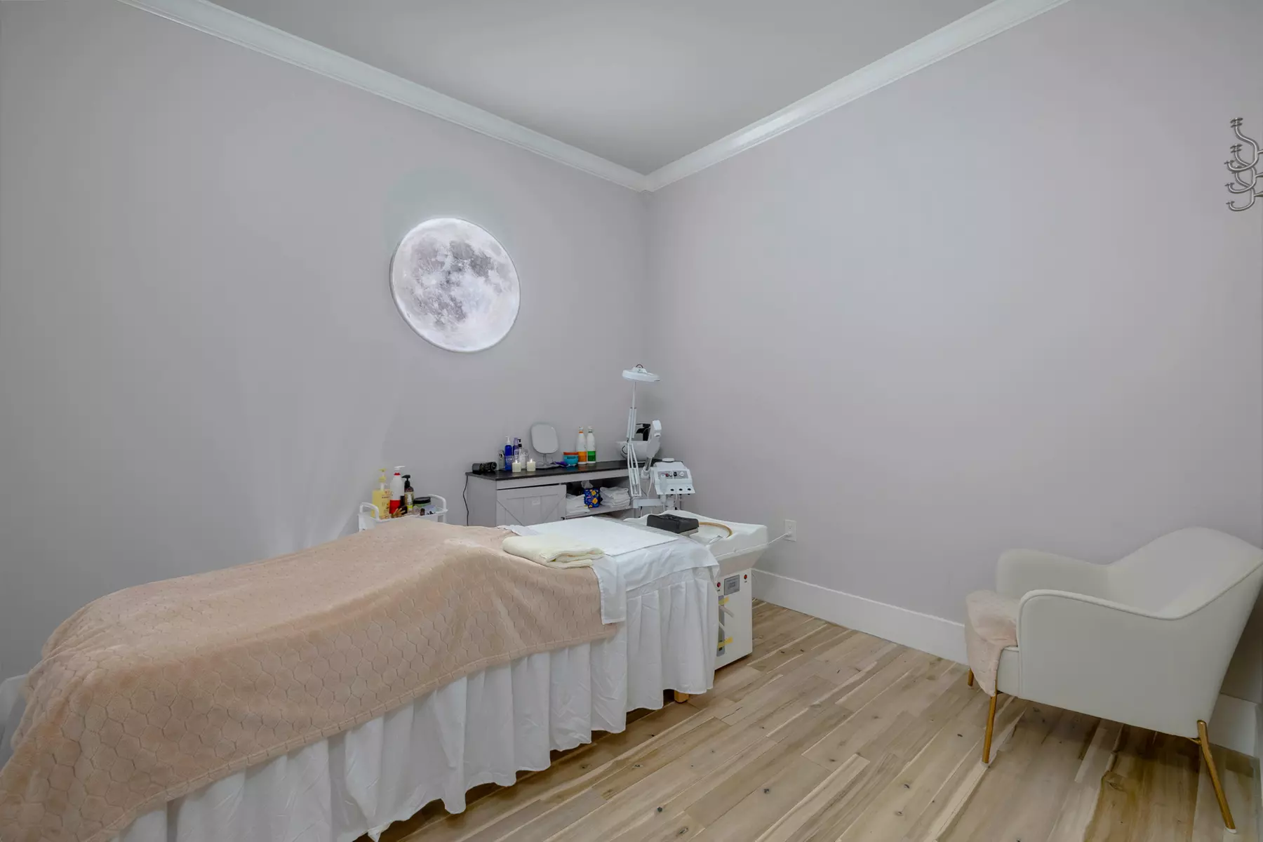 Luxury Pampering: Swedish Massage, Glow Facial & Head Therapy