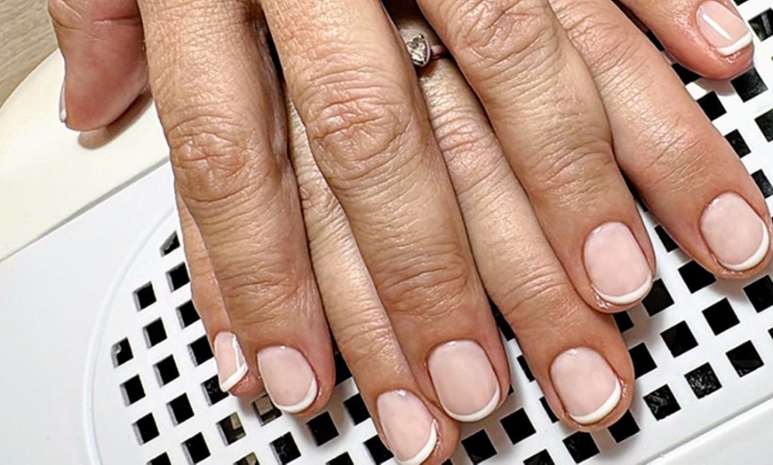 Image 4: 1 o 3 sesiones de manicura y/o pedicura express con semipermanente