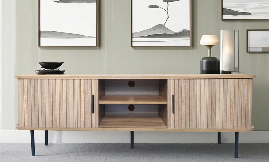 Image 4: Meuble TV "Ambon" en bois cannelé avec portes coulissantes 140 cm