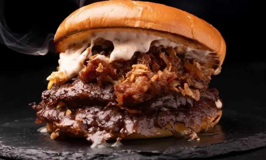 Image 1: Menú de hamburguesa con entrante, postre y bebida para 2 o 4 personas