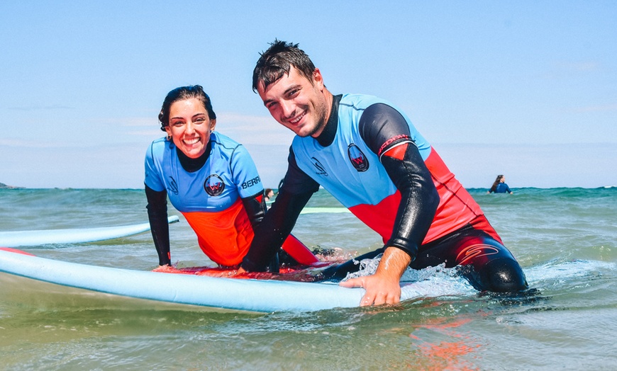 Image 3: Alquiler de neopreno y tabla de surf o clases de surf para hasta 4