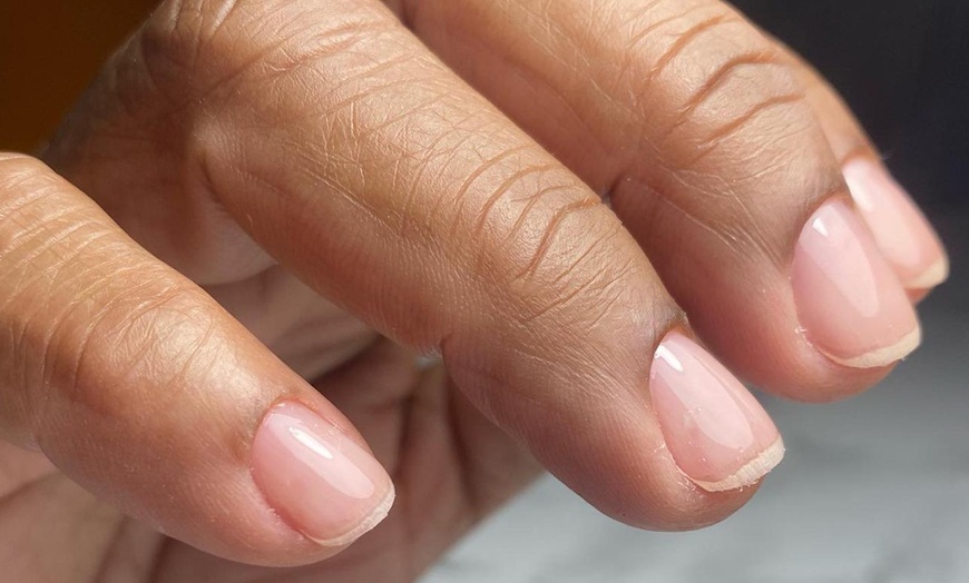 Image 7: Manicura y/o pedicura o primera puesta de uñas con soft gel