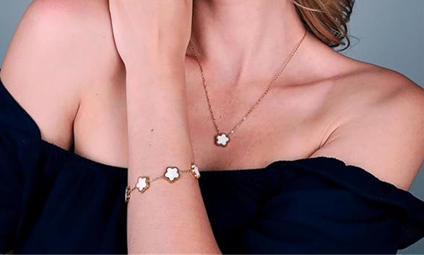 Image 2: Four-Leaf Clover Themed Jewellery Set 