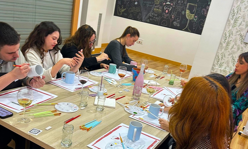Image 9: Taller de pintura en cerámica o velas con barra de libre de vino
