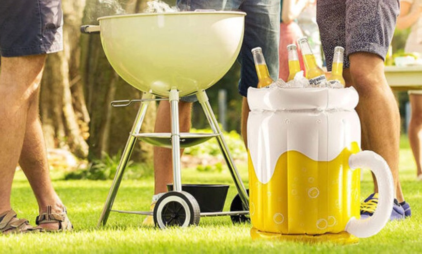 Image 2: Nevera inflable con forma de jarra de cerveza
