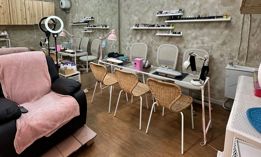 Image 2: Sesión de manicura, pedicura o uñas de gel o acrílico para 1 persona