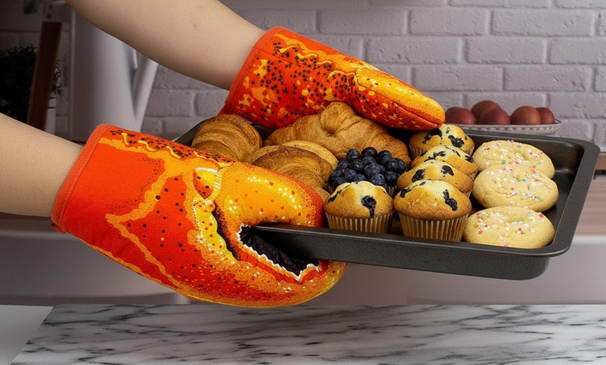 Image 2: Pair of Lobster Claw Oven Mitts - Heat Resistant for Baking and BBQ
