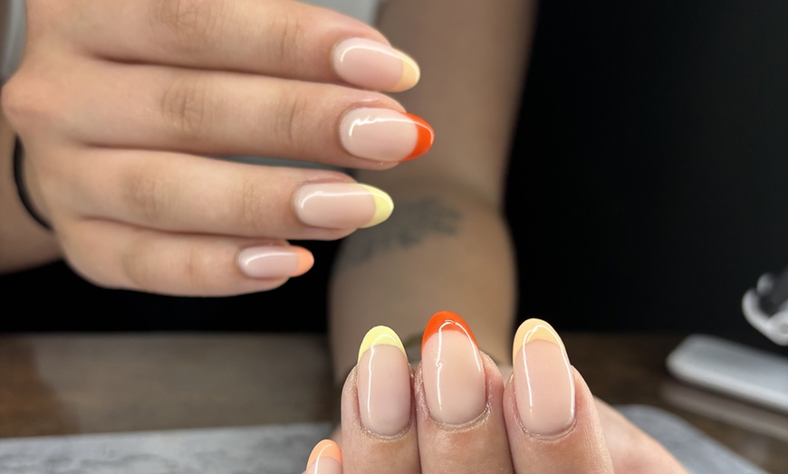 Image 1: Beauté des mains et pose de vernis semi-permanent 