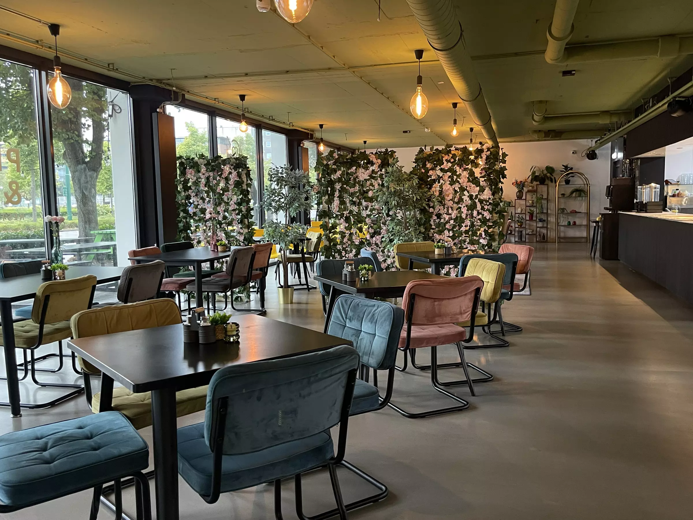 Ambachtelijke sandwiches en verse koffie op een gezellige locatie