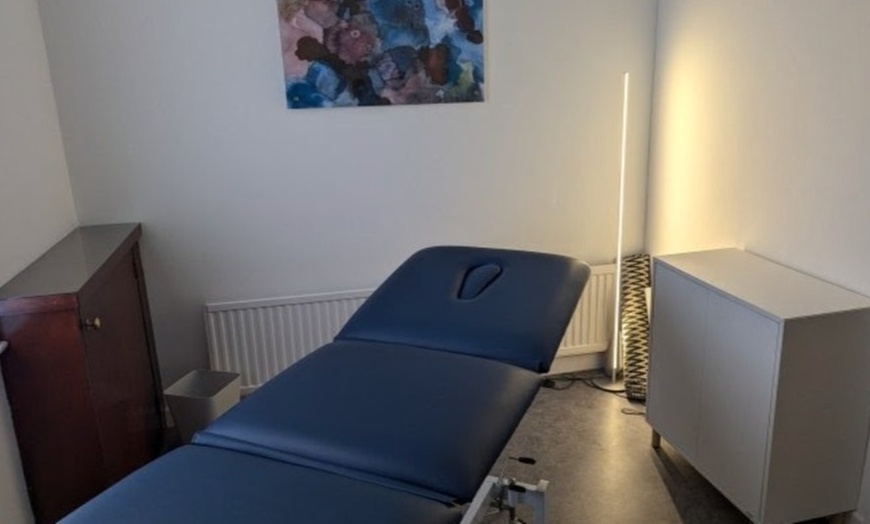 Image 5: Relax and Recharge with a 60-Minute Full Body Massage Experience