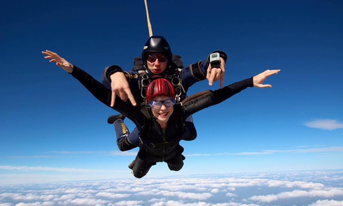 10,000ft Tandem Skydiving - UK Parachuting | Groupon