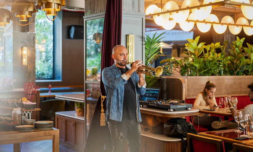 Image 26: Brunch ilimitado con bufé libre de comida y bebida para 2 o 4 personas