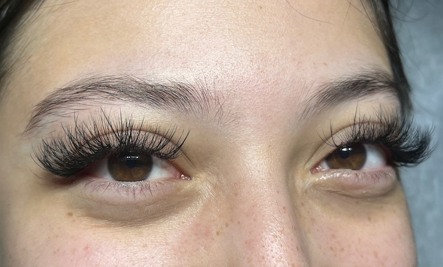 Image 2: Hybrid Eyelash Extensions or Eyelash Extensions with 3D or 6D Volumes