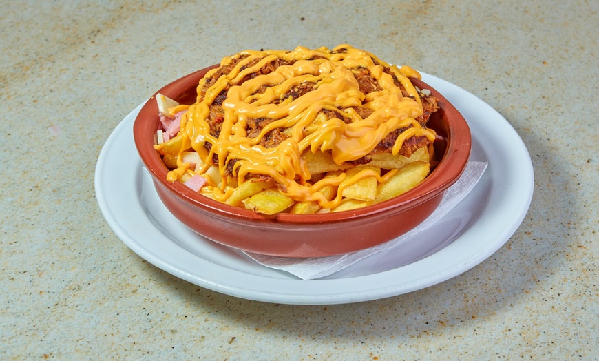 Image 9: Menú para 2 o 4 personas con entrantes, principales, postres y bebida
