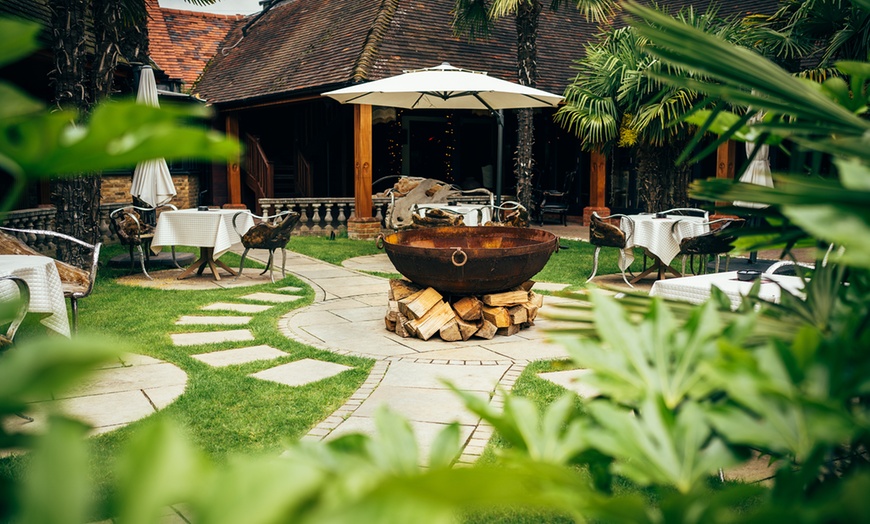 Image 9: Stadhampton: Romantic Stay for 2 with Dinner & Champagne