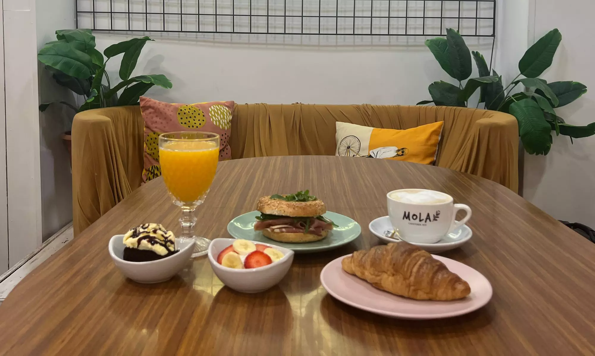 Menú de brunch para 2 o 4 con bebidas, yogur, croissant, tostada y más