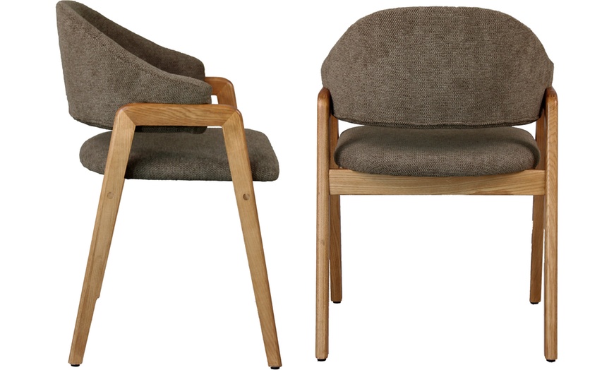 Image 22: Sillas de comedor tapizadas con patas de madera Woolden, de Doosense