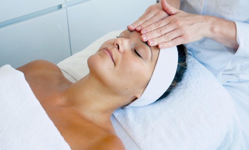 Image 3: Klassische Gesichtsbehandlung oder Microneedling für 1 Person