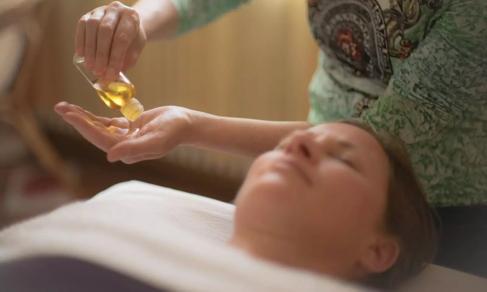 60 Min. - 75 Min. Shiatsu- und energetische Heil-Behandlung opt. mit Massage für Damen (bis zu 44% sparen) - Primary Image