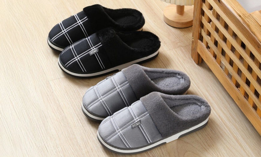 Image 1: Pair of Winter Warm Men’s Oversized Slippers