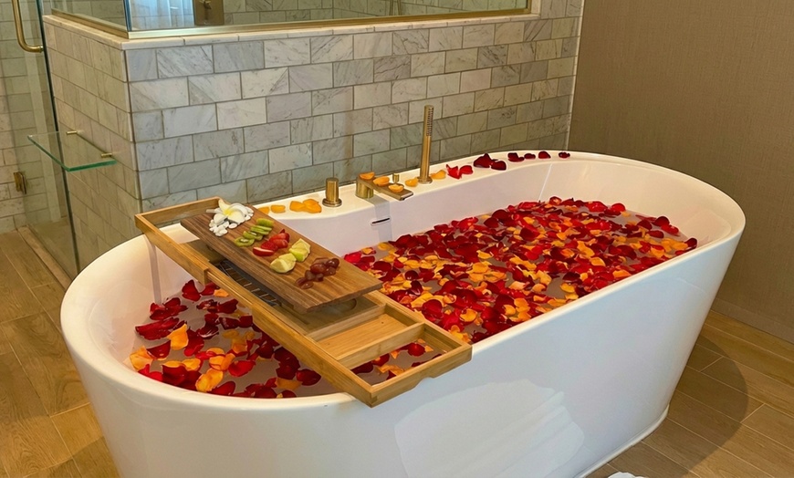 Image 6: 60-Min Couple Aromatherapy Or 90-Min Couple Viral Flower Bath Package