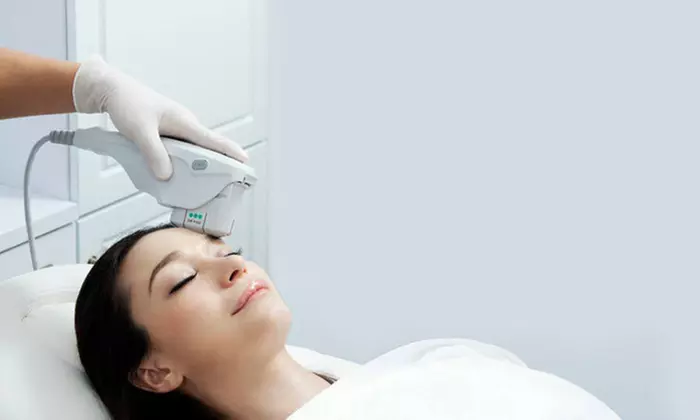 Liftingujący zabieg systemem HIFU na wybrane partie twarzy w Medi Cell Clinic