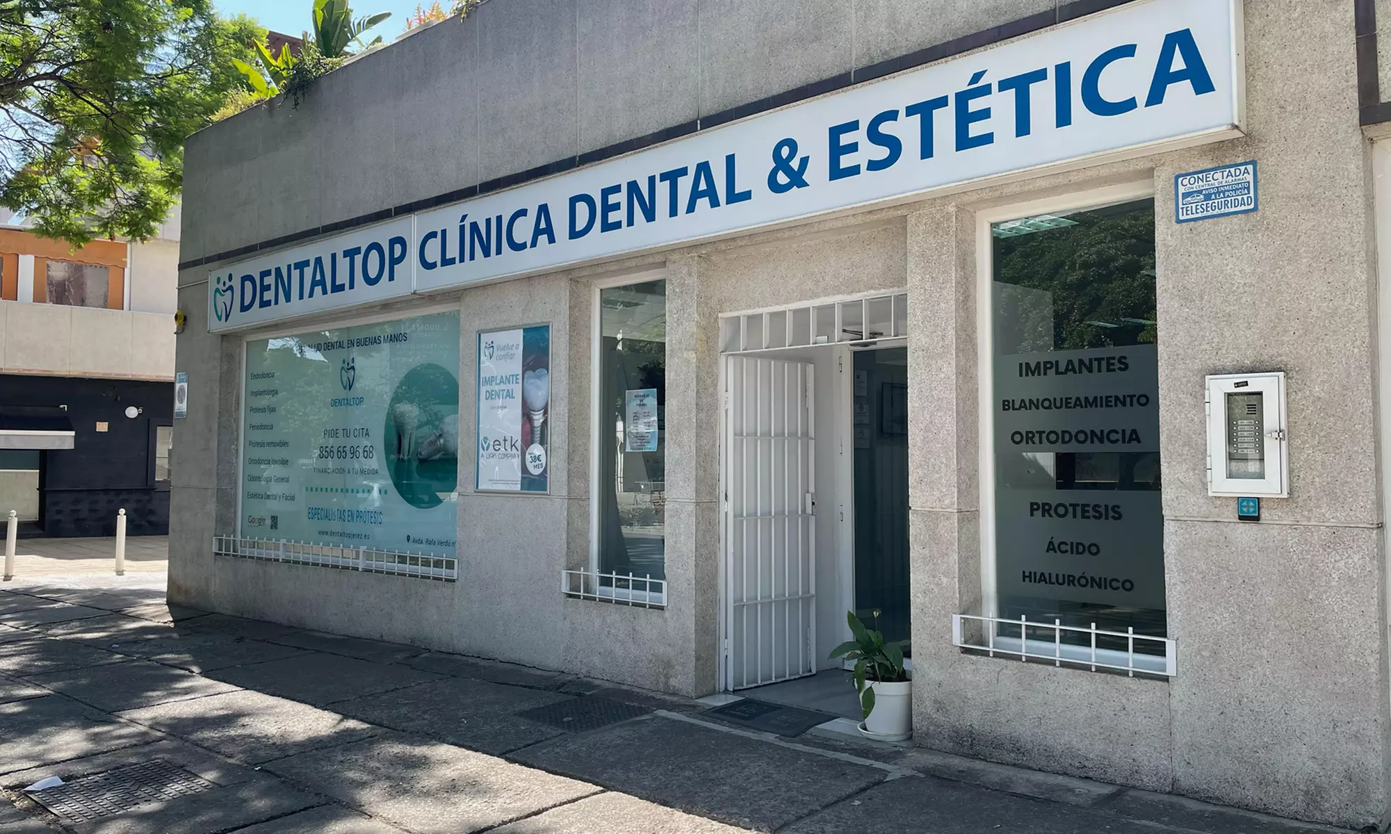 Limpieza bucal con pulido dental, revisión y 1 empaste para 1 persona, con hasta un 71% de descuento - Primary Image