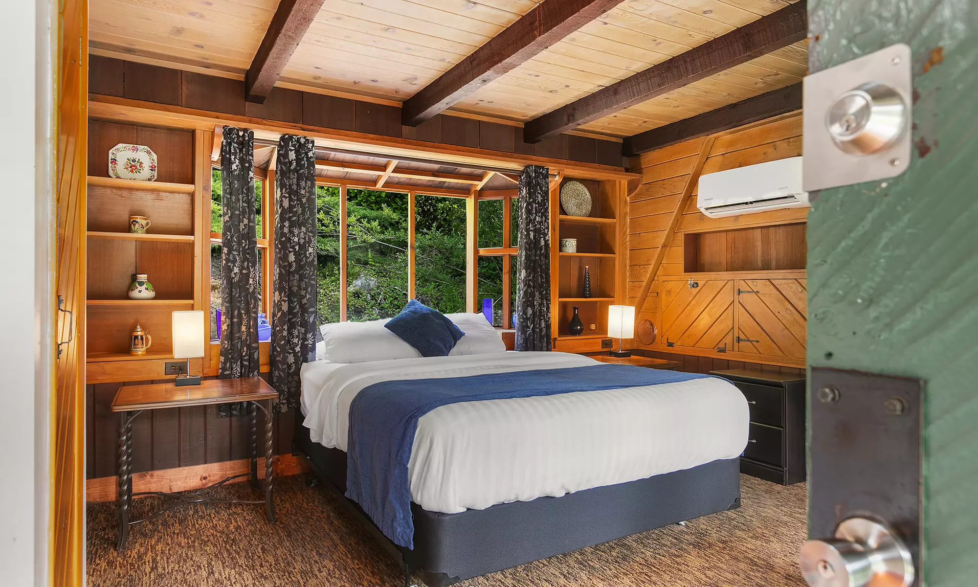 Cozy Waterfront Cottages with Private Hot Tubs on Hood Canal