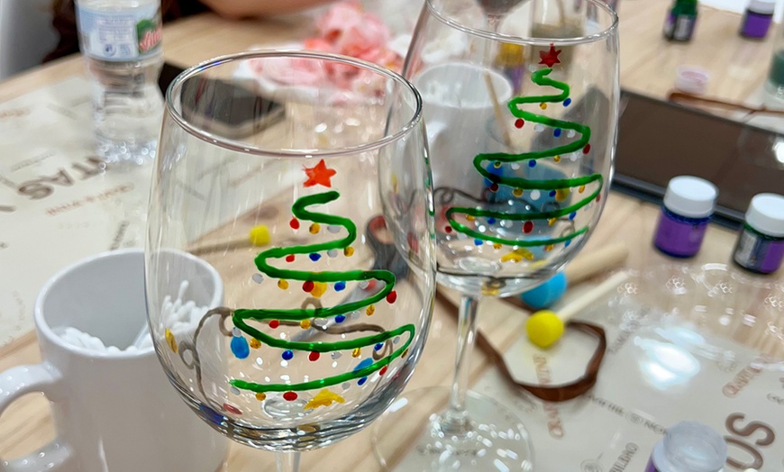 Image 11: Taller de lienzo libre con bebidas y picoteo para 1, 2 o 4 personas