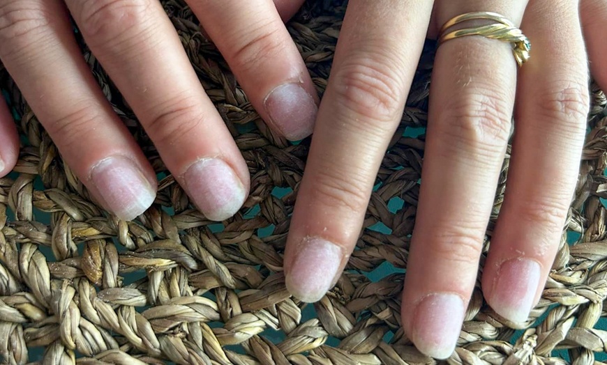 Image 4: Pose vernis semi-permanent sur mains et/ou pieds avec Anne Rzo Beauty