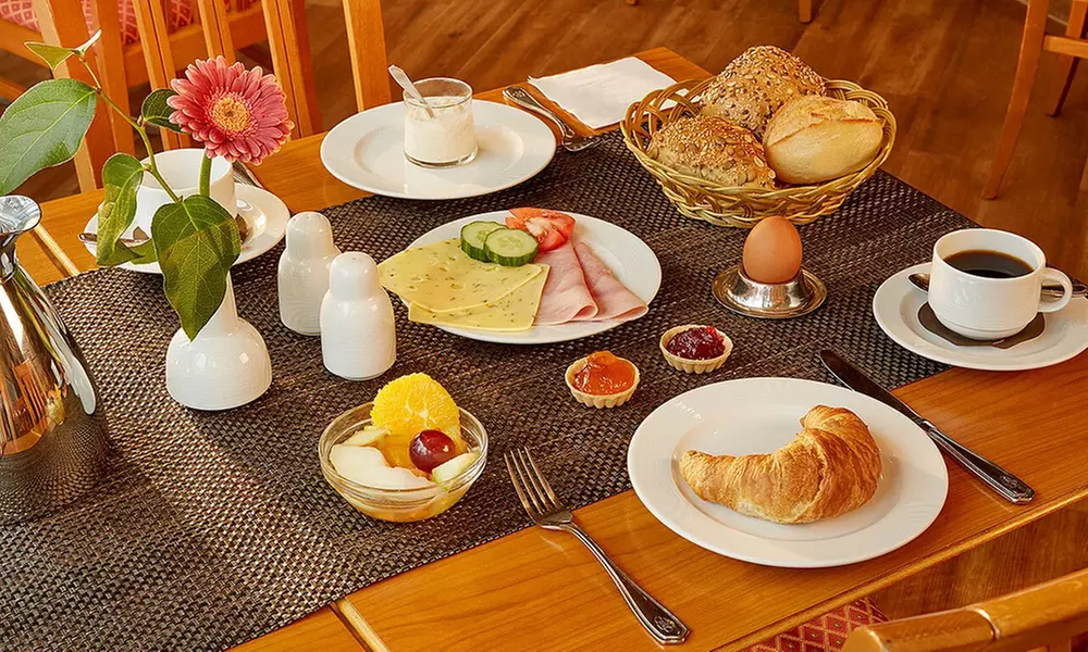 Frühstücksbuffet inkl. 1 Glas Sekt für 2 oder 4 Personen