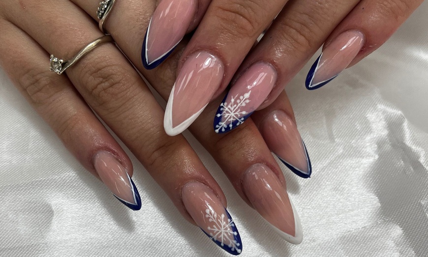 Image 4: 2 sesiones de manicura con esmaltado semipermanente para 1 persona