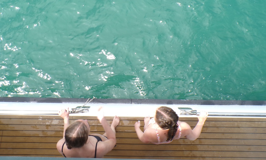 Image 13: Paseo en catamarán con baño en alta mar y bebida para niño o adulto