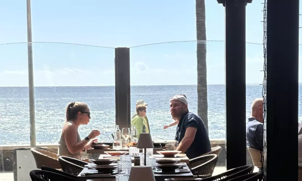 Menú mediterráneo prémium para 2 o 4 personas frente al mar