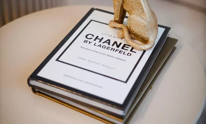 Wimpern- und/oder Augenbrauen-Lifting oder -Korrektur inkl. Färben