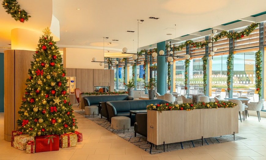 Image 1: Berkshire: One Night with Breakfast, Spa/Facilities Access & More