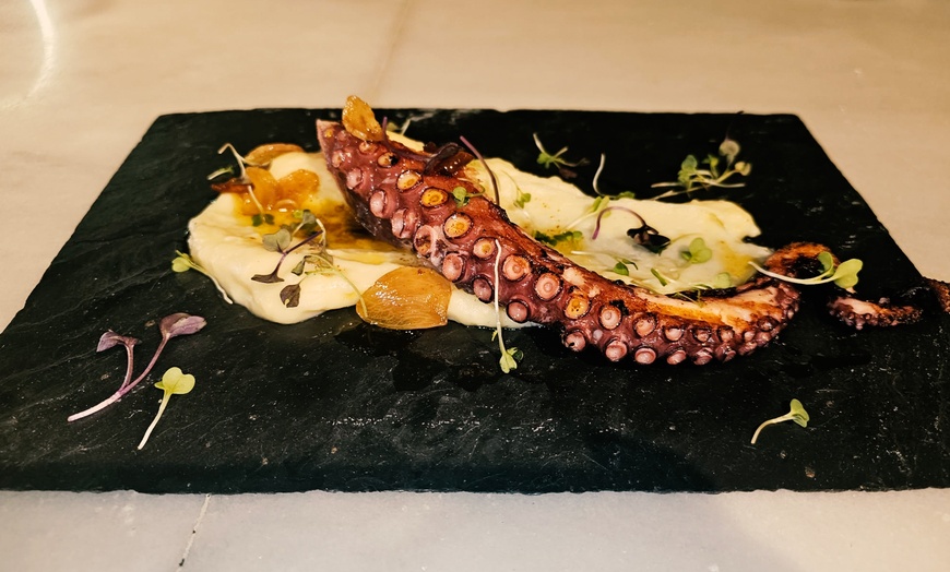 Image 4: Menú mediterráneo para 2 o 4 personas con postre y bebida en El Retiro