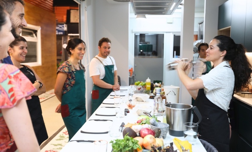 Image 1: Experiencia de degustación y cata o clase de cocina y cóctel a elegir