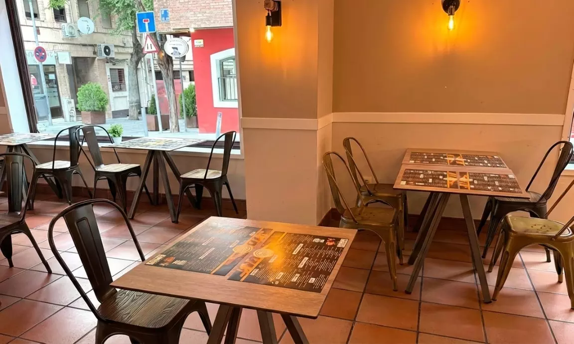 Menú de burger para 2 o 4 con bebidas y opción a entrante y postre