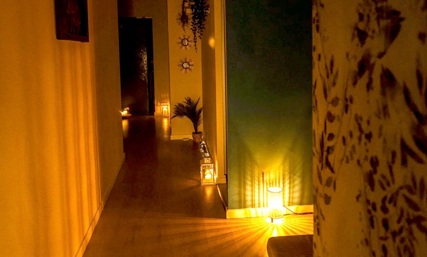 Image 4: Ritual candlelight relax en pareja con opción a botella de vino