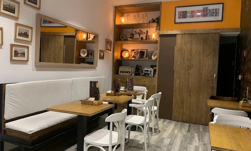 Image 27: Brunch o merienda  para 2 o 4 con platos dulces, salados y bebidas