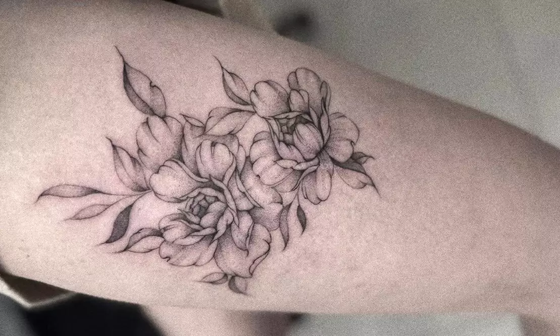 Tatuaż cienką kreską – kobiece motywy kwiatowe w wybranym rozmiarze