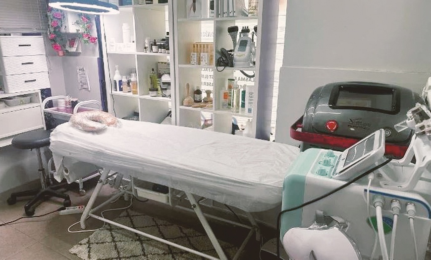 Image 4: Sesión de manicura, pedicura, ambas o primera puesta de uñas con gel